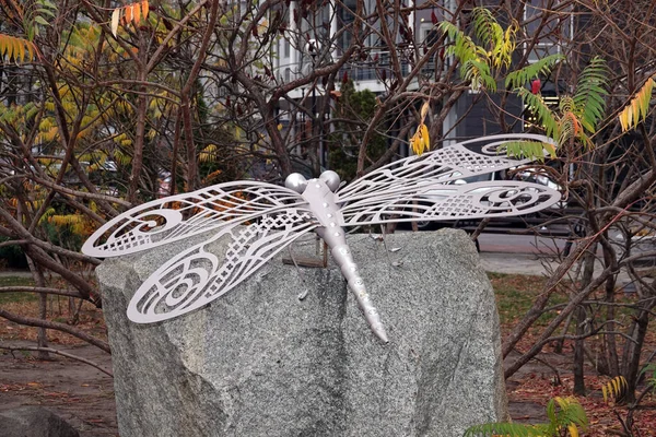 Kiev Ukraina November 2019 Skulptur Iron Dragonfly Stone Kiev Park — Stockfoto