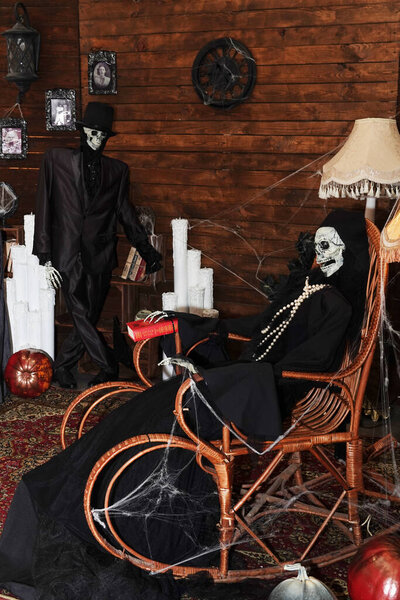 Киев, Украина 28 октября 2020 года: Комната с человеческими манекенами в черной одежде и человеческими черепами вместо голов