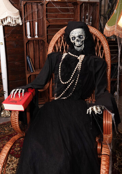 Киев, Украина 28 октября 2020 года: Комната с человеческими манекенами в черной одежде и человеческими черепами вместо голов