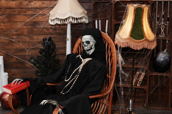 Киев, Украина 28 октября 2020 года: Комната с человеческими манекенами в черной одежде и человеческими черепами вместо голов