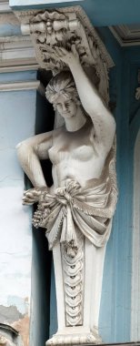 Kiev, Ukrayna 10 Haziran 2020: Kiev kentindeki insanların heykelleriyle binanın ön cephesinin sanatsal dekorasyonu