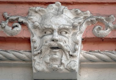 Kiev, Ukrayna 10 Haziran 2020: Kiev kentindeki insanların heykelleriyle binanın ön cephesinin sanatsal dekorasyonu