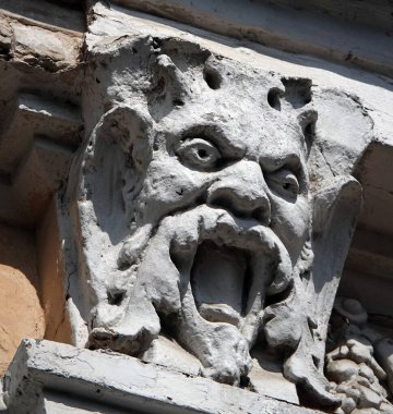 Kiev, Ukrayna 10 Haziran 2020: Kiev kentindeki insanların heykelleriyle binanın ön cephesinin sanatsal dekorasyonu