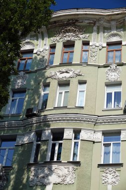 Kiev, Ukrayna 10 Temmuz 2021: Kiev şehir merkezindeki antik bir binanın dekoratif cephesi