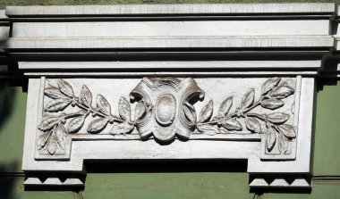 Kiev, Ukrayna 10 Haziran 2021: Kiev kentindeki bir binanın ön cephesinde sanatsal dekorasyon unsurları