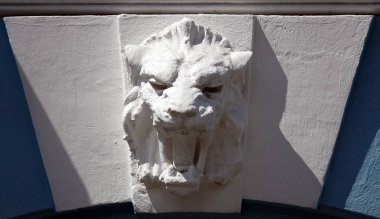 Kiev, Ukrayna 10 Haziran 2021: Kiev 'in merkezinde alçı bir aslanla süslenmiş antik bir binanın cephesi