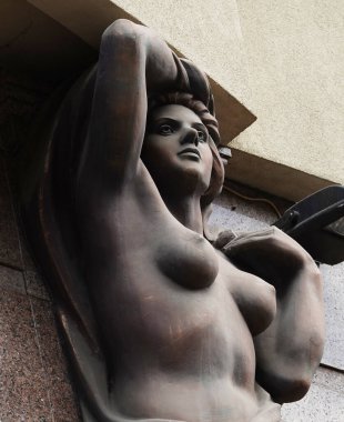 Kiev, Ukrayna 10 Haziran 2020: Kiev kentindeki insanların heykelleriyle binanın ön cephesinin sanatsal dekorasyonu