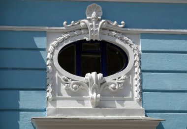 Kiev, Ukrayna 10 Haziran 2021: Kiev kentindeki bir binanın ön cephesinde sanatsal dekorasyon unsurları