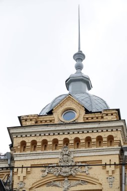 Kiev, Ukrayna 10 Haziran 2020: Kiev kentindeki insanların heykelleriyle binanın ön cephesinin sanatsal dekorasyonu