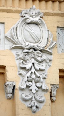 Kiev, Ukrayna 10 Haziran 2021: Kiev kentindeki bir binanın ön cephesinde sanatsal dekorasyon unsurları