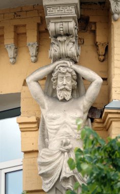 Kiev, Ukrayna 10 Haziran 2020: Kiev kentindeki insanların heykelleriyle binanın ön cephesinin sanatsal dekorasyonu