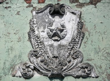 Kiev, Ukrayna 10 Haziran 2021: Kiev kentindeki bir binanın ön cephesinde sanatsal dekorasyon unsurları