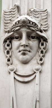 Kiev, Ukrayna 10 Haziran 2020: Kiev kentindeki insanların heykelleriyle binanın ön cephesinin sanatsal dekorasyonu