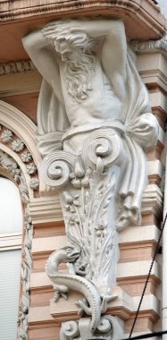 Kiev, Ukrayna 10 Haziran 2020: Kiev kentindeki insanların heykelleriyle binanın ön cephesinin sanatsal dekorasyonu