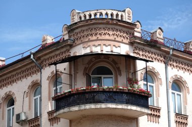 Kiev, Ukrayna 10 Haziran 2021: Kiev 'in merkezinde balkonu olan eski bir binanın cephesi