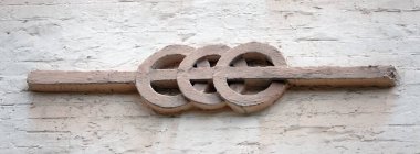 Kiev, Ukrayna 10 Haziran 2021: Kiev kentindeki bir binanın ön cephesinde sanatsal dekorasyon unsurları