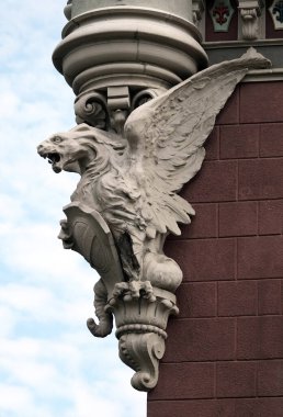 Kiev, Ukrayna 10 Haziran 2021: Griffin Heykeli - Kiev 'in merkezindeki bir binanın ön cephesinde kanatları olan bir kartalın gövdesinde aslan