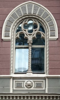 Kiev, Ukrayna 13 Nisan 2021: Kiev 'in merkezinde aslan kafası ve alçı kalıplarıyla süslenmiş antik bir binanın penceresi