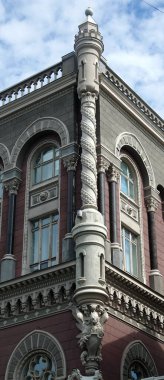 Kiev, Ukrayna 10 Haziran 2021: Kiev şehir merkezinde sütunlarla süslenmiş bir binanın cephesi