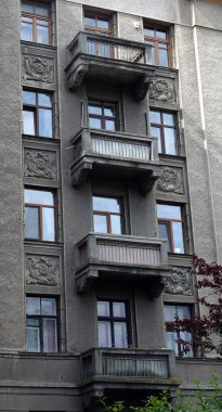 Kiev, Ukrayna 10 Temmuz 2021: Kiev şehir merkezindeki antik bir binanın dekoratif cephesi