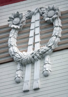 Kiev, Ukrayna 10 Haziran 2021: Kiev kentindeki bir binanın ön cephesinde sanatsal dekorasyon unsurları