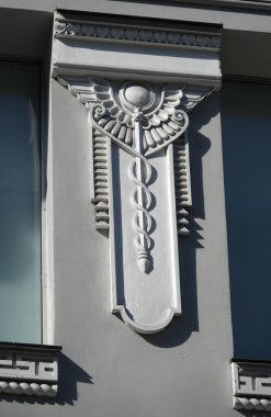 Kiev, Ukrayna 10 Haziran 2021: Kiev kentindeki bir binanın ön cephesinde sanatsal dekorasyon unsurları