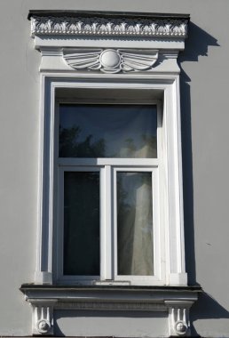 Kiev, Ukrayna 16 Haziran 2021: Kiev şehir merkezinde alçı kalıplarla süslenmiş antik bir binanın cephesi