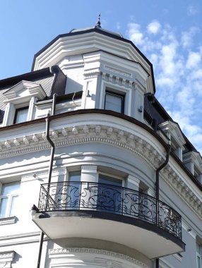 Kiev, Ukrayna 10 Haziran 2021: Kiev 'in merkezinde balkonu olan eski bir binanın cephesi