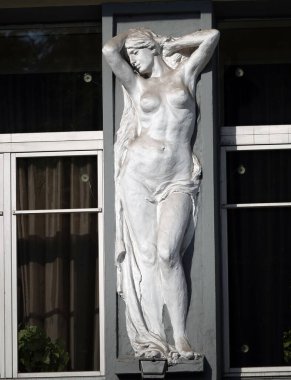 Kiev, Ukrayna 10 Haziran 2020: Kiev kentindeki insanların heykelleriyle binanın ön cephesinin sanatsal dekorasyonu