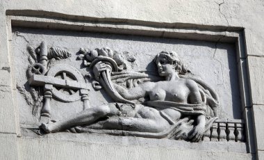 Kiev, Ukrayna 10 Haziran 2020: Kiev kentindeki insanların heykelleriyle binanın ön cephesinin sanatsal dekorasyonu