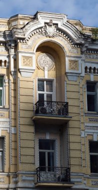 Kiev, Ukrayna 10 Haziran 2021: Kiev 'in merkezinde balkonu olan eski bir binanın cephesi