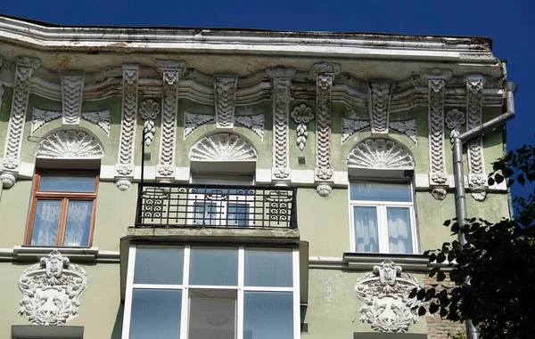 Киев Украина Июня 2021 Года Фасад Старинного Здания Окном Украшенным — стоковое фото