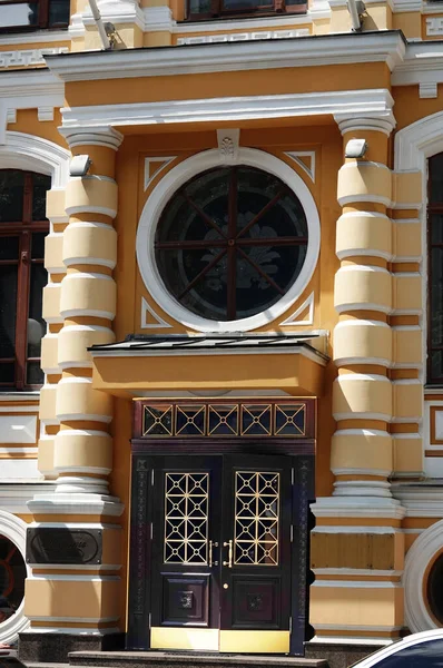 Kiev Ukraine June 2021 Antique Carved Wooden Door Entrance Building — Stock Photo, Image