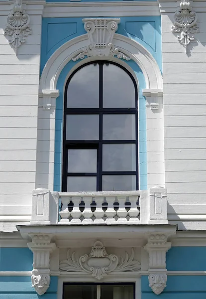 キエフ ウクライナ2021年6月16日 キエフの中心部に石膏成形で飾られた窓を持つ古代の建物のファサード — ストック写真