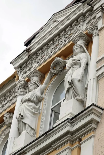 キエフ ウクライナ6月10 2020 キエフの街の人々の彫刻と建物のファサードの芸術的な装飾 — ストック写真