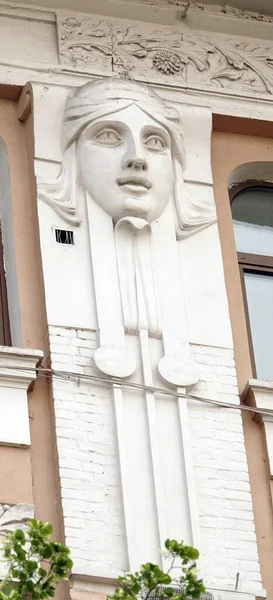 キエフ ウクライナ6月10 2020 キエフの街の人々の彫刻と建物のファサードの芸術的な装飾 — ストック写真