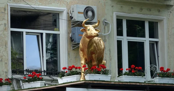 キエフ ウクライナ2021年6月10日 キエフの中心部に黄金の牛の彫刻で飾られた建物のファサード — ストック写真