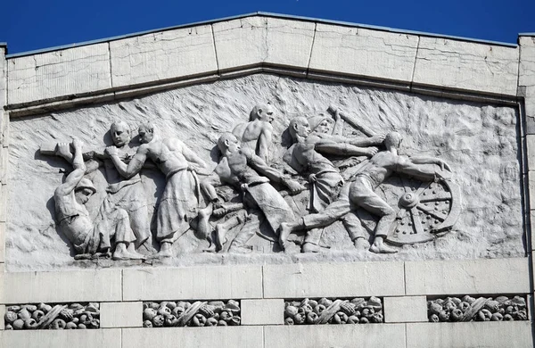 Kiev, Ukrayna 10 Haziran 2020: Kiev kentindeki insanların heykelleriyle binanın ön cephesinin sanatsal dekorasyonu