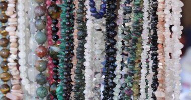 Farklı malzemelerden ve farklı renklerden kadın mücevherleri.            