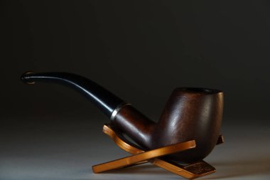 Arka planda sigara tübü içmek                 