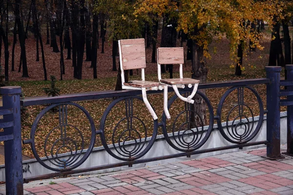 Kovácsolt Kerítéshez Hegesztett Székek Őszi Parkban — Stock Fotó
