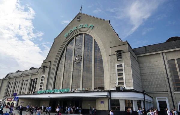 Kiev, Ukrayna 6 Temmuz 2021: Kiev yolcu tren istasyonunun ana binası