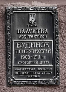 Kiev, Ukrayna 10 Haziran 2021: 1908-1911 Parish House cephesinde bir mimari anıt plaketi.