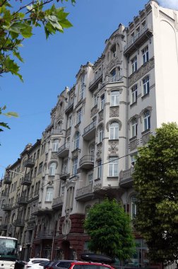 Kiev, Ukrayna 10 Haziran 2021: Kiev şehir merkezindeki eski bir binanın cephesi