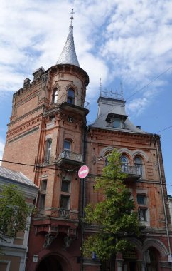 Kiev, Ukrayna 10 Haziran 2021: Kiev şehir merkezindeki eski bir binanın cephesi