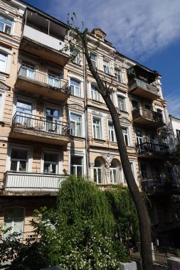 Kiev, Ukrayna 10 Haziran 2021: Kiev şehir merkezindeki eski bir binanın cephesi