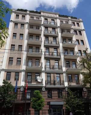 Kiev, Ukrayna 10 Haziran 2021: Kiev şehir merkezindeki eski bir binanın cephesi