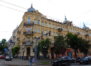 Kiev, Ukrayna 10 Haziran 2021: Kiev şehir merkezindeki eski bir binanın cephesi