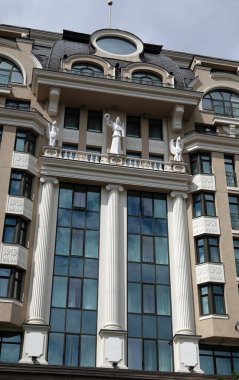 Kiev, Ukrayna 10 Haziran 2021: Kiev şehir merkezindeki eski bir binanın cephesi