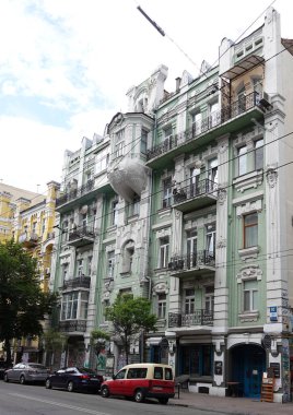 Kiev, Ukrayna 10 Haziran 2021: Kiev şehir merkezindeki eski bir binanın cephesi